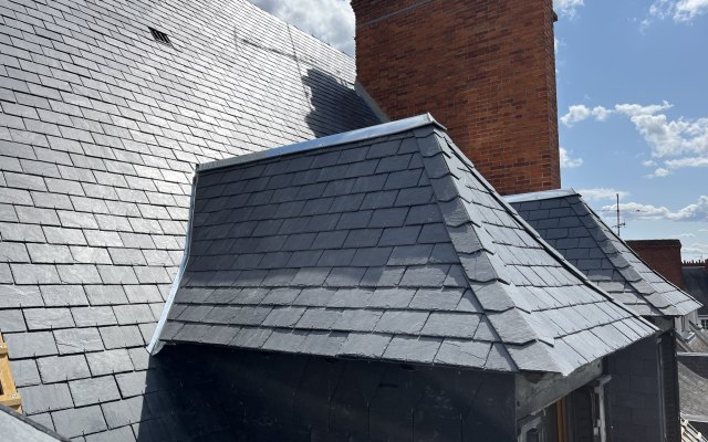 Détail de toiture en ardoises dans le Loir-et-Cher