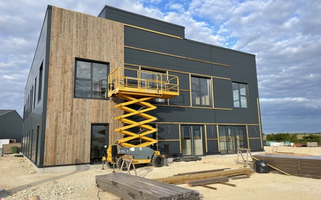 Façade en bardage bois sur bâtiment professionnel dans le Loir-et-Cher