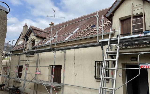 Chantier de couverture en tuiles dans le Loir-et-Cher