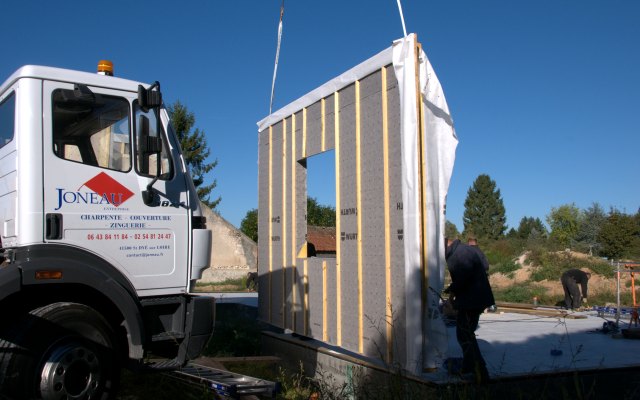 Première phase de structure d’une maison bois à Dhuizon