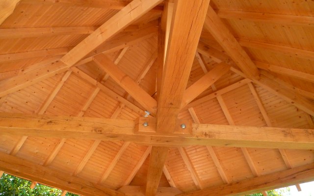 Détail de charpente apparente sur un préau bois