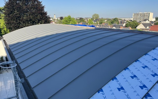 Finition de couverture en zinc sur un bâtiment à Blois